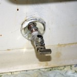 壁から出てるトイレの蛇口